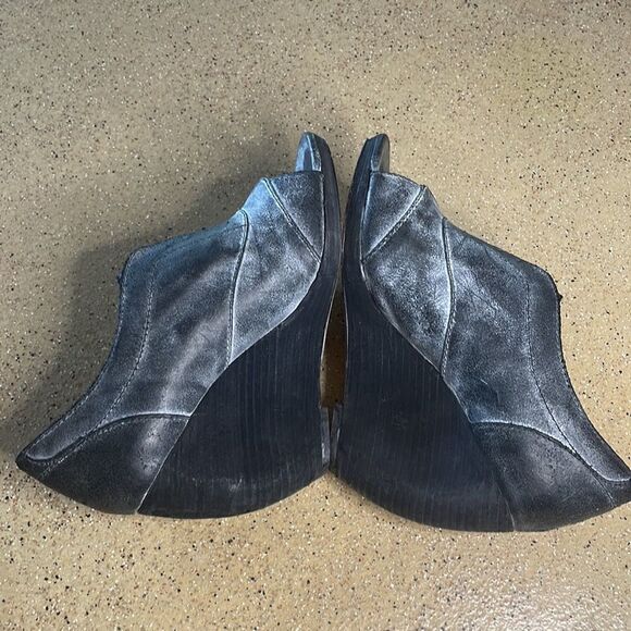 Joe's Jeans gray white washed leather curved heel wedges very avant garde - Picture 4 of 16